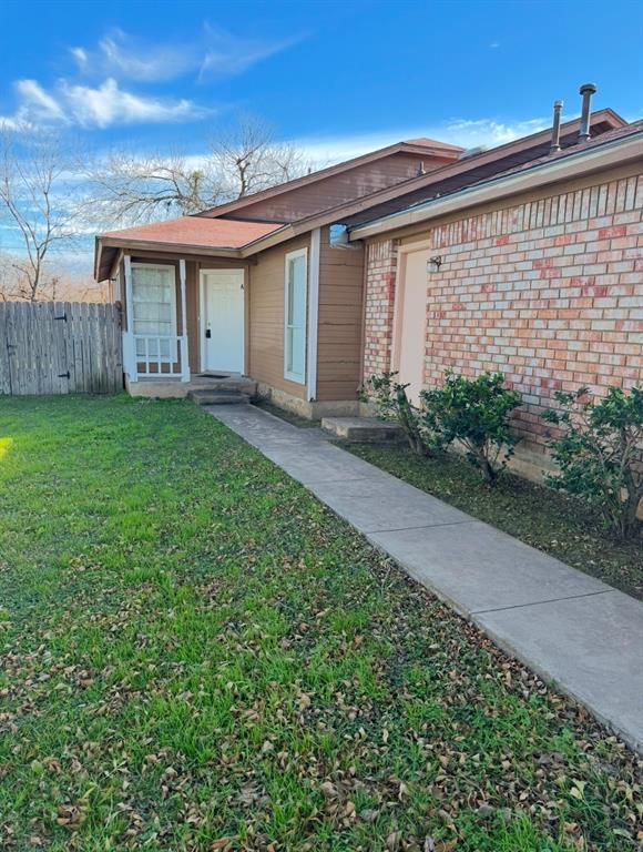 811 Lexington RD A, Elgin, TX 78621