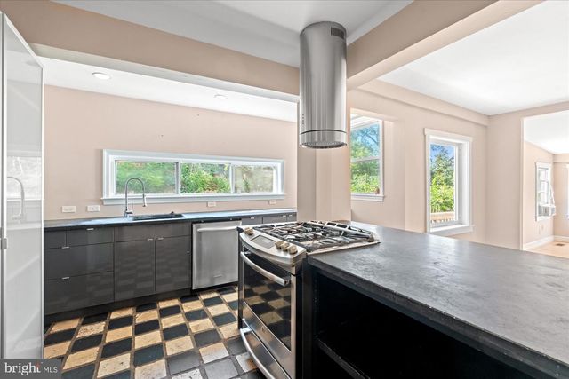 4718 RESERVOIR RD NW, Washington, DC 20007