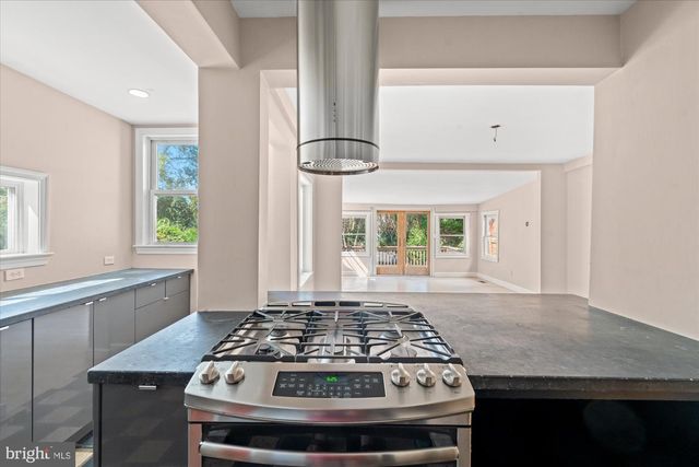4718 RESERVOIR RD NW, Washington, DC 20007