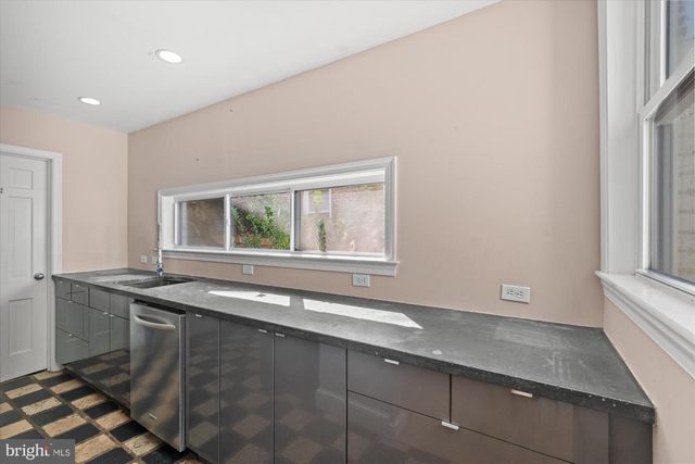 4718 RESERVOIR RD NW, Washington, DC 20007