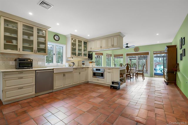 36 Chardavoyne Road, Warwick, NY 10990
