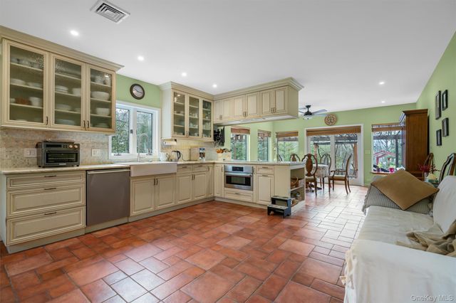 36 Chardavoyne Road, Warwick, NY 10990