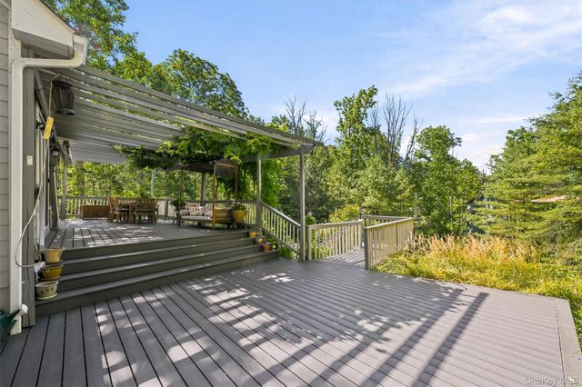 36 Chardavoyne Road, Warwick, NY 10990