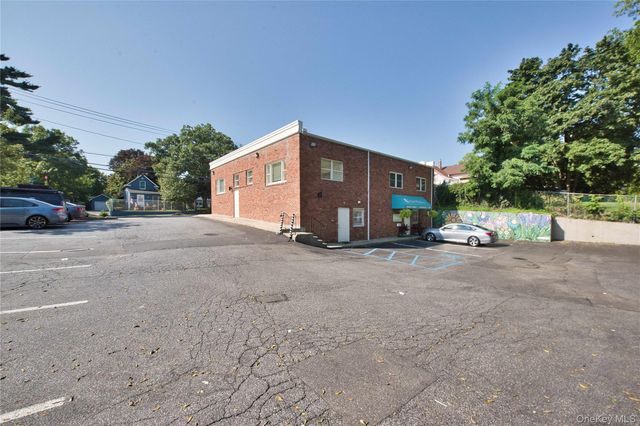 121 Pulaski Road, Kings Park, NY 11754