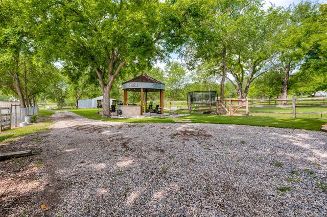 274 Yowell Hill Road, Whitewright, TX 75491