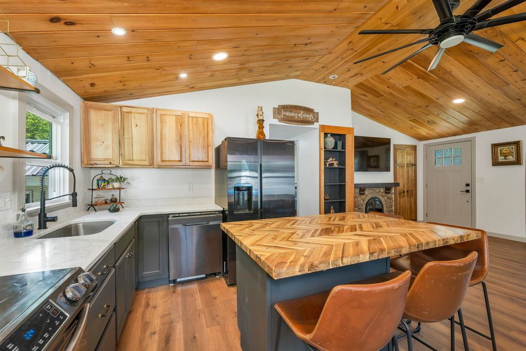 28 Mount Vernon Street, Farmington, NH 03835
