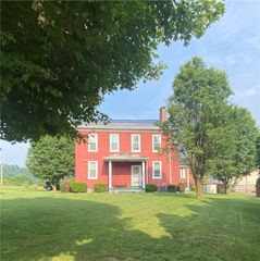 21 1st St, California, PA 15419