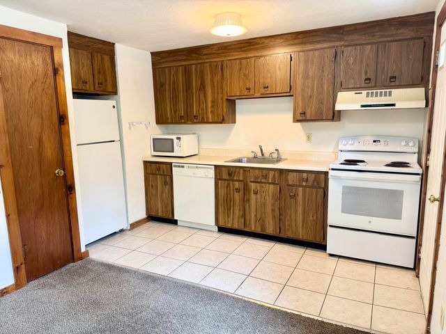 300 Falmouth Road APT 7D, Mashpee, MA 02649