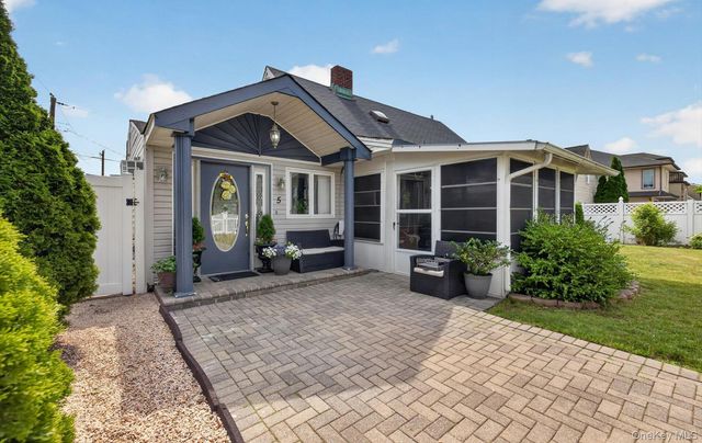 5 Long Lane, Levittown, NY 11758