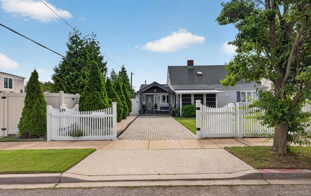 5 Long Lane, Levittown, NY 11758