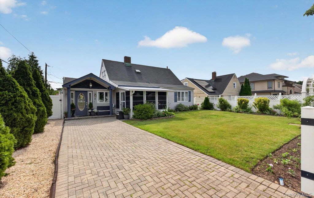 5 Long Lane, Levittown, NY 11758