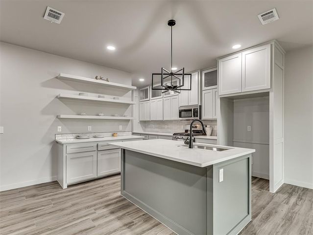2013 W HARLOW Place, Oklahoma City, OK 73127