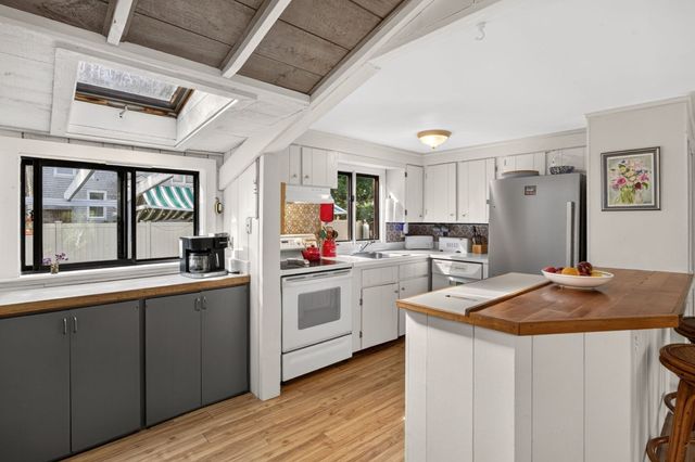 203 Monomoscoy Rd, Mashpee, MA 02649