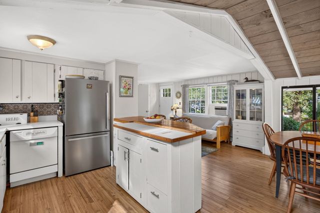 203 Monomoscoy Rd, Mashpee, MA 02649