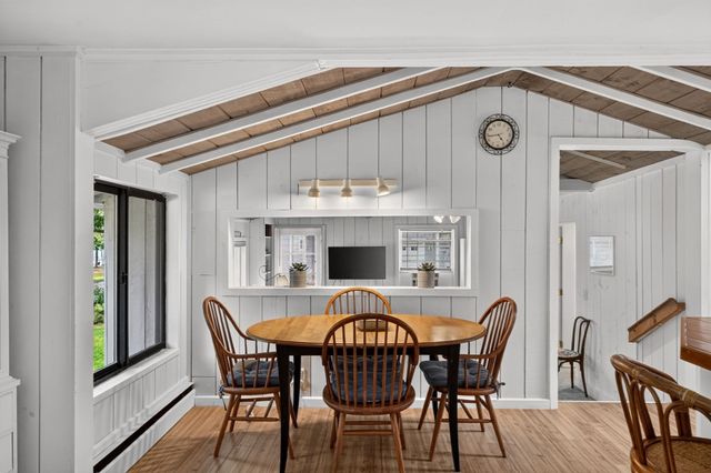 203 Monomoscoy Rd, Mashpee, MA 02649