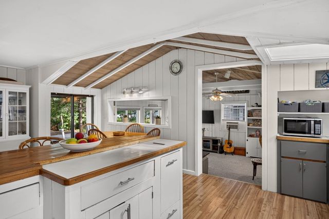 203 Monomoscoy Rd, Mashpee, MA 02649
