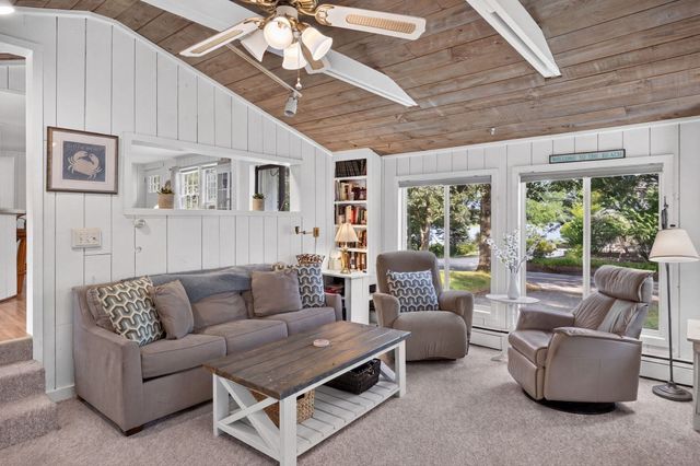 203 Monomoscoy Rd, Mashpee, MA 02649