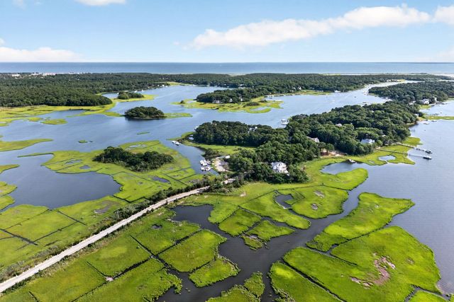 203 Monomoscoy Rd, Mashpee, MA 02649