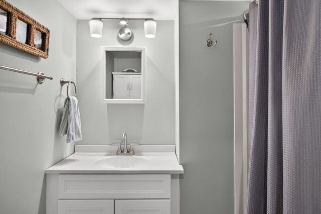 203 Monomoscoy Rd, Mashpee, MA 02649
