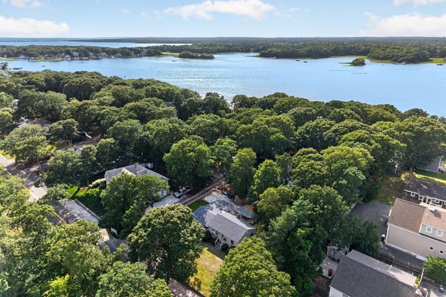 203 Monomoscoy Rd, Mashpee, MA 02649