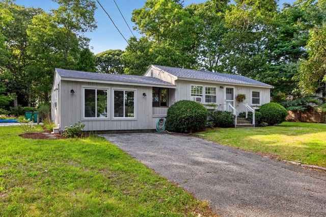 203 Monomoscoy Rd, Mashpee, MA 02649
