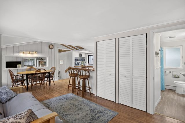 203 Monomoscoy Rd, Mashpee, MA 02649