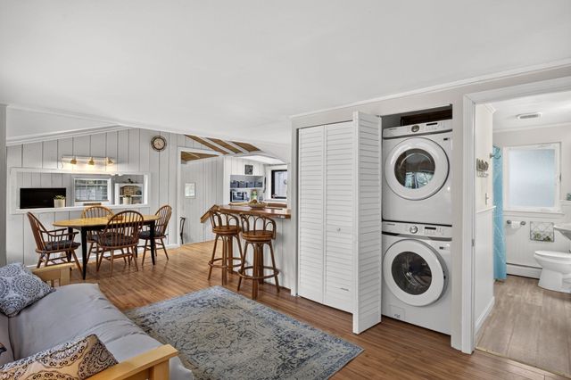 203 Monomoscoy Rd, Mashpee, MA 02649