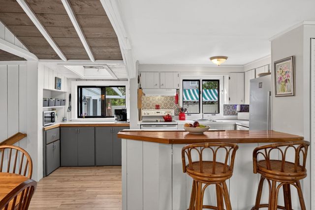 203 Monomoscoy Rd, Mashpee, MA 02649
