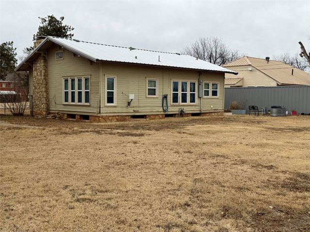 102 E 7th Street, Quanah, TX 79252