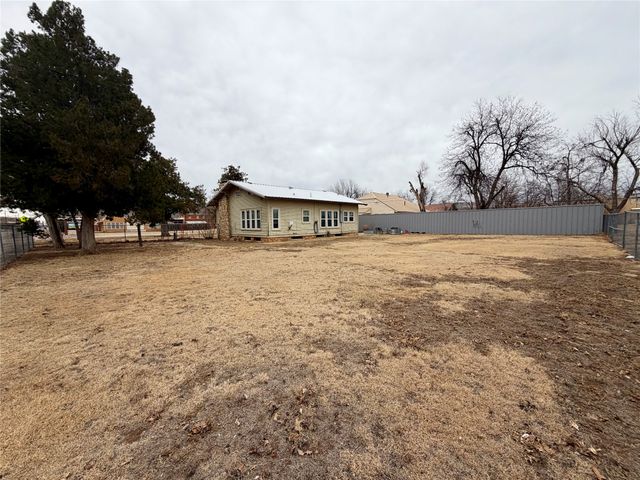 102 E 7th Street, Quanah, TX 79252