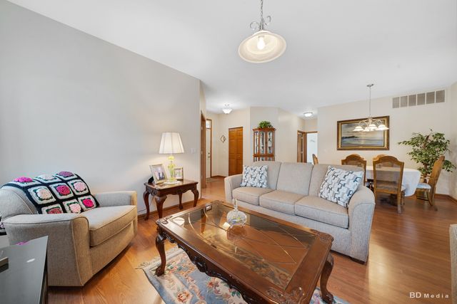 21400 Mays Lake Drive, Crest Hill, IL 60403