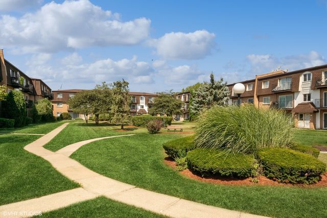 9470 Bay Colony Drive 2S, Des Plaines, IL 60016