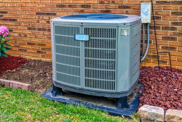 820 South Sherbrooke Circle, Mount Carmel, TN 37645