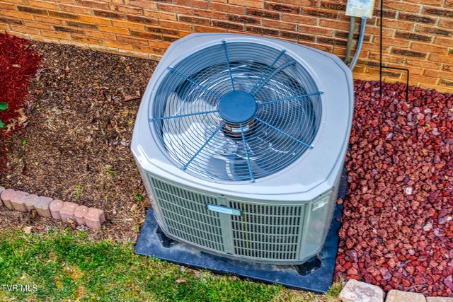 820 South Sherbrooke Circle, Mount Carmel, TN 37645