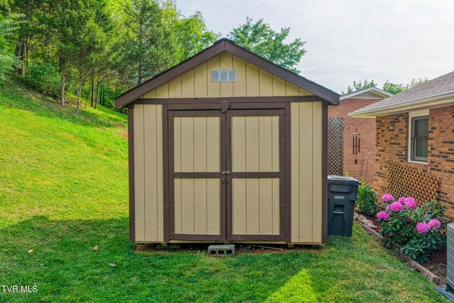 820 South Sherbrooke Circle, Mount Carmel, TN 37645