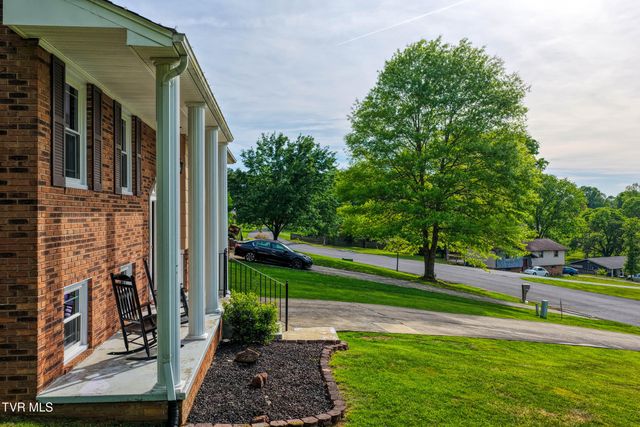 820 South Sherbrooke Circle, Mount Carmel, TN 37645