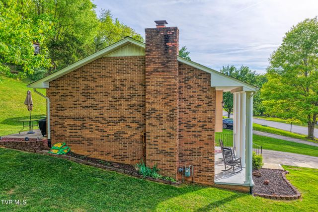 820 South Sherbrooke Circle, Mount Carmel, TN 37645