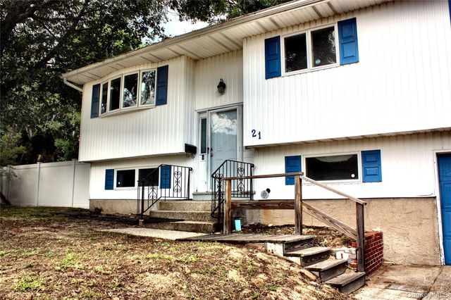 21 University Drive, Ronkonkoma, NY 11779