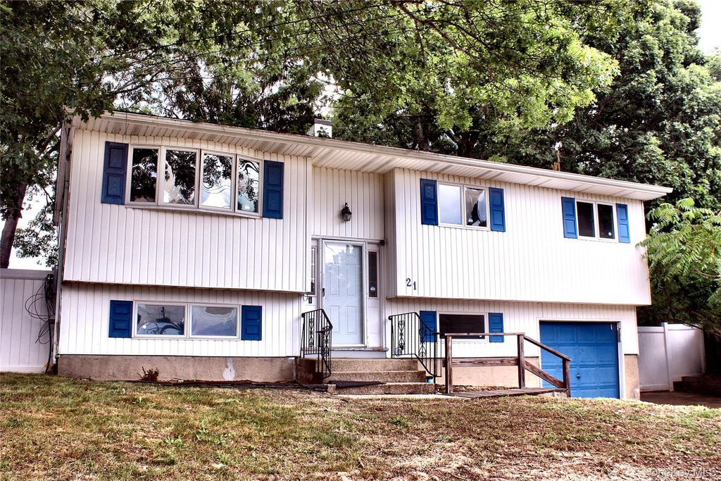 21 University Drive, Ronkonkoma, NY 11779