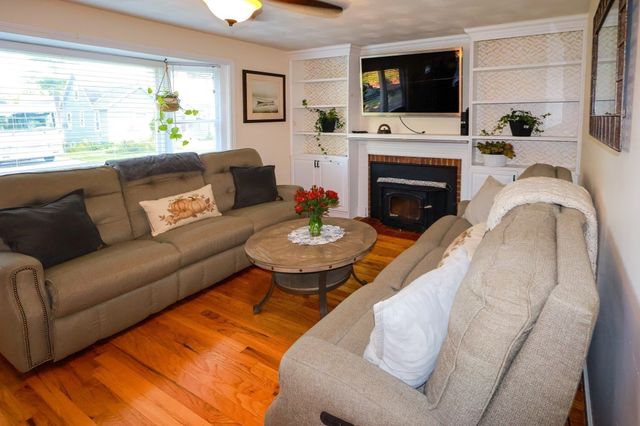 98 Van Kleeck Rd, Millis, MA 02054