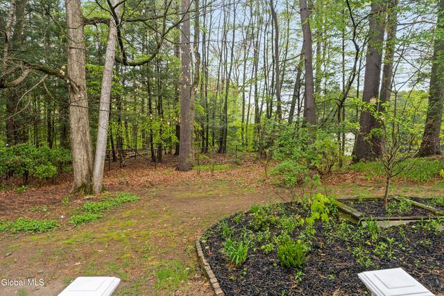 17 Belmonte Lane, Clifton Park, NY 12065