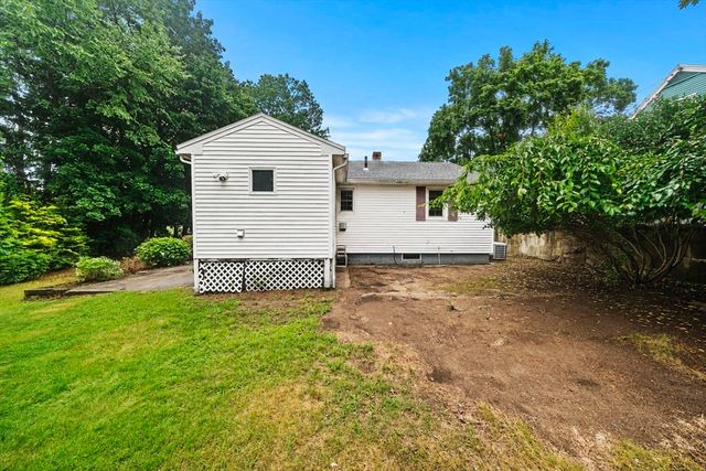 134 Marshall Ave, Lowell, MA 01851