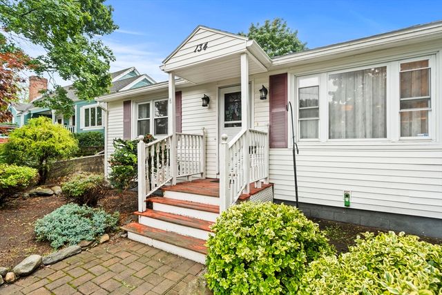 134 Marshall Ave, Lowell, MA 01851