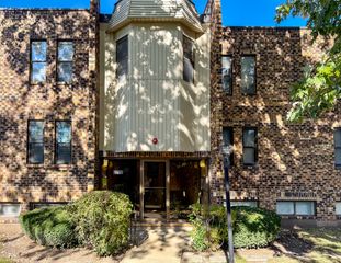 2208 Country Club Drive 2, Woodridge, IL 60517