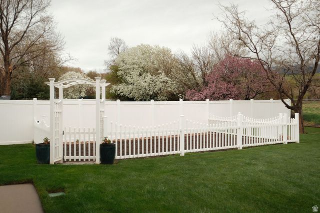 6402 S RAYMOND DR, South Weber, UT 84405