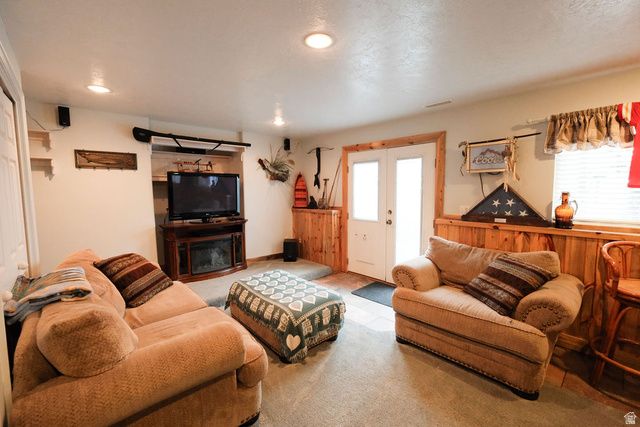 6402 S RAYMOND DR, South Weber, UT 84405