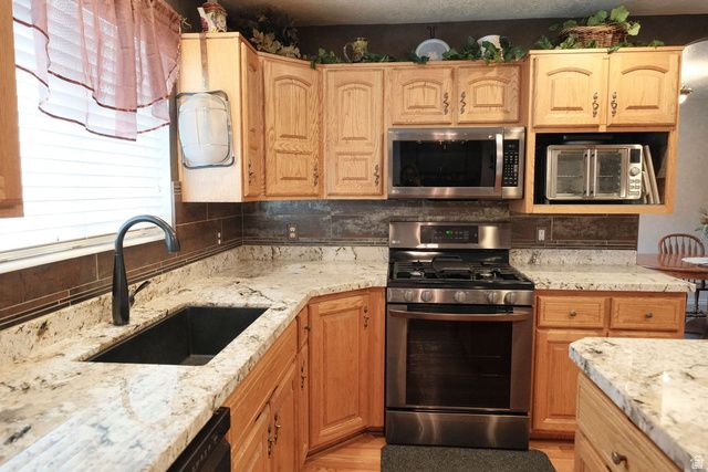 6402 S RAYMOND DR, South Weber, UT 84405