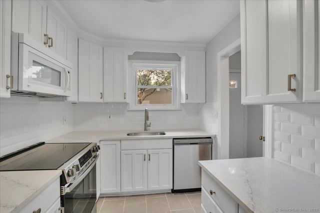 185 Hampton Court 185, Newington, CT 06111