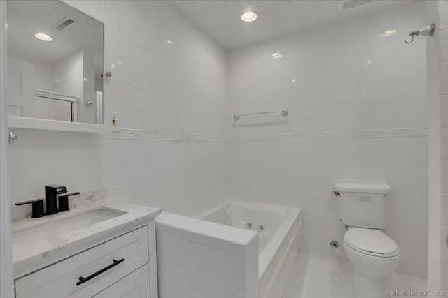 185 Hampton Court 185, Newington, CT 06111