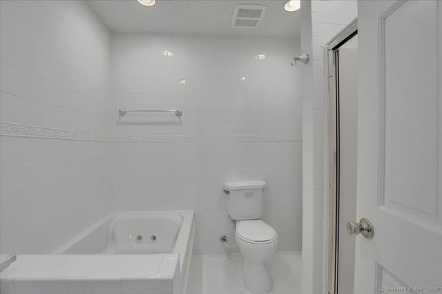 185 Hampton Court 185, Newington, CT 06111